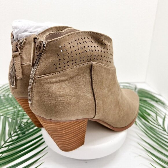 Violet & Red Jackson Lazer Cut Topline Bootie Faux Suede Taupe Size 8 NWOB - Picture 7 of 15